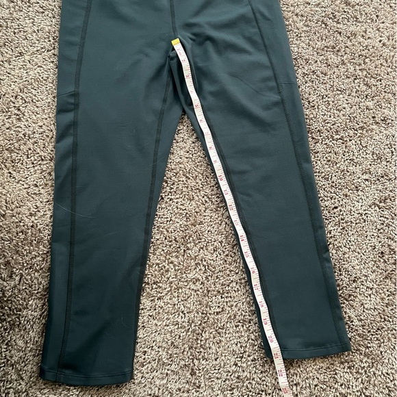 {Zella} Green Cropped Leggings with Pockets - Picture 8 of 10